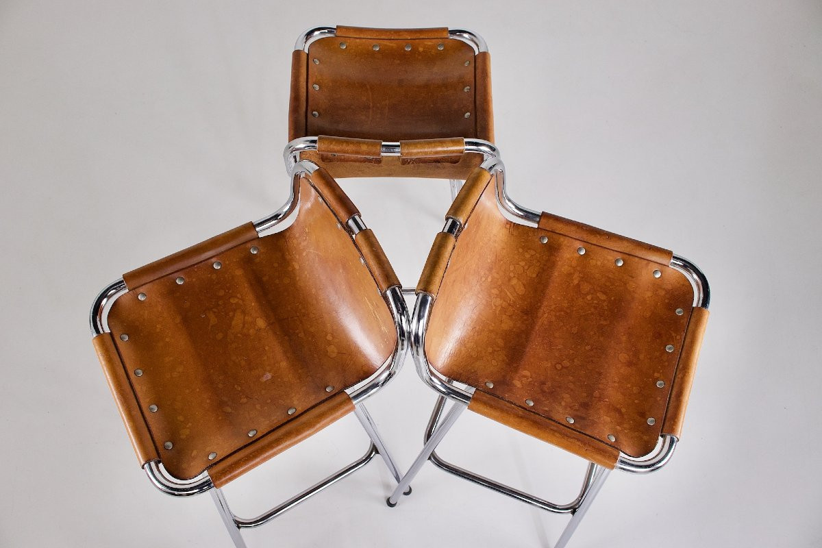  Ensemble de trois tabourets en cuir, sélection Charlotte Perriand pour Les Arcs.-photo-1
