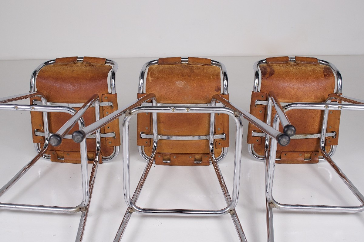  Ensemble de trois tabourets en cuir, sélection Charlotte Perriand pour Les Arcs.-photo-2