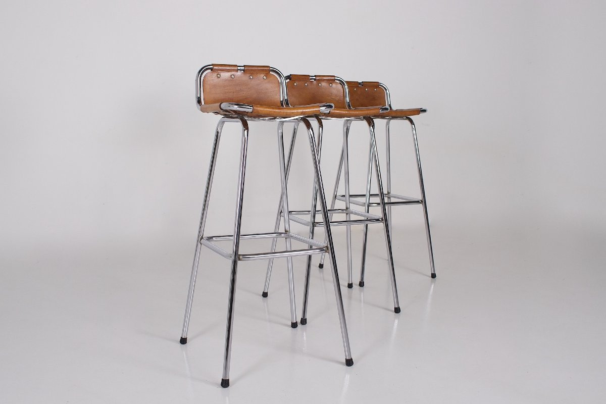  Ensemble de trois tabourets en cuir, sélection Charlotte Perriand pour Les Arcs.