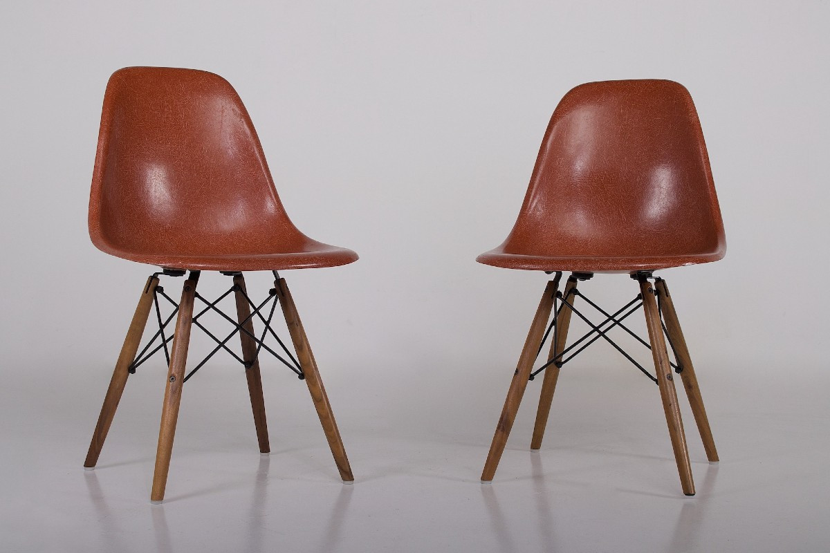 Chaises DSW Charles Eames Herman Miller et Mobilier International.