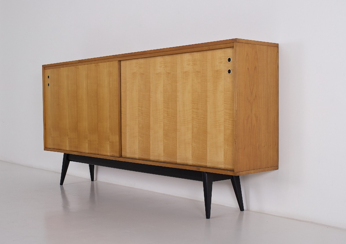 Buffet Moderniste à Portes Coulissantes, Faible Profondeur