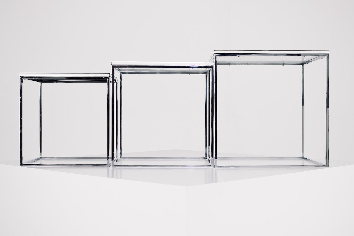  Ensemble de trois tables gigognes en acier chromé et stratifié, années 70.-photo-2