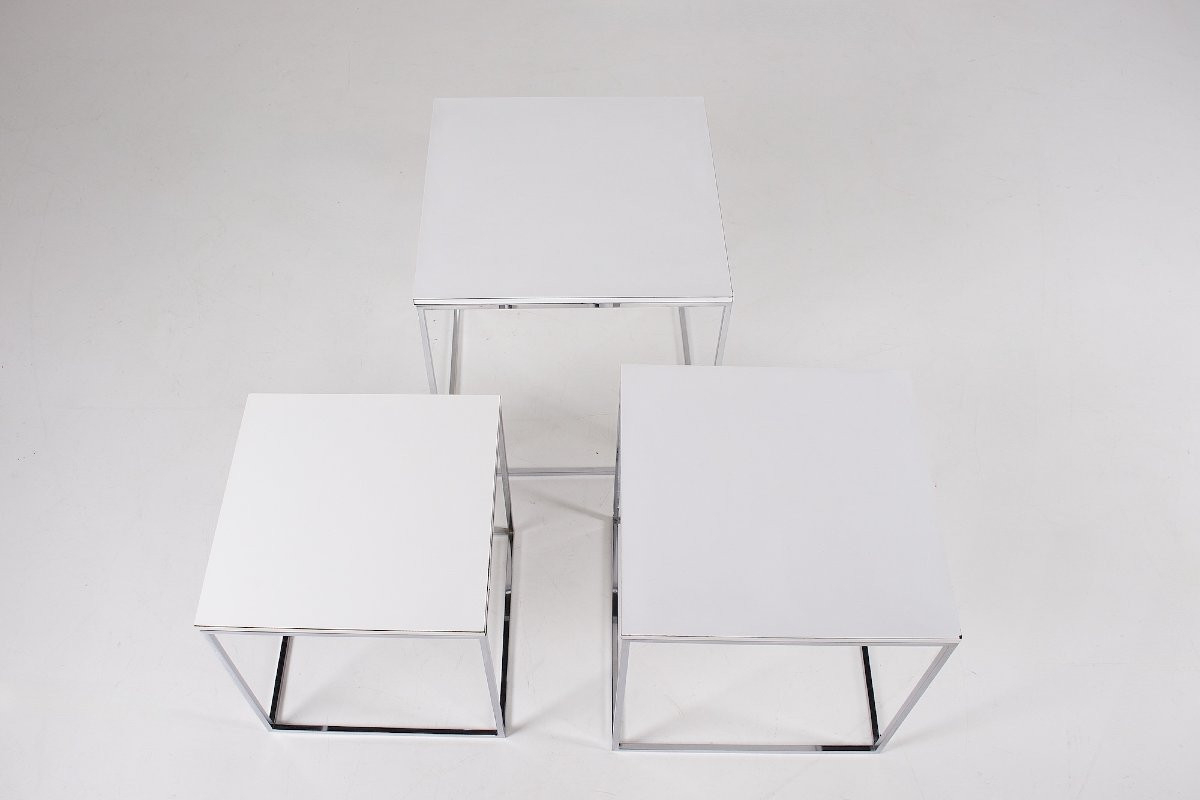  Ensemble de trois tables gigognes en acier chromé et stratifié, années 70.-photo-2
