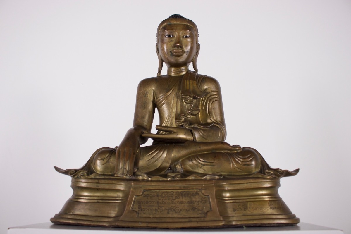 Bouddha birman en bronze inscrit et daté (1331 / 1869–70) – Myanmar
