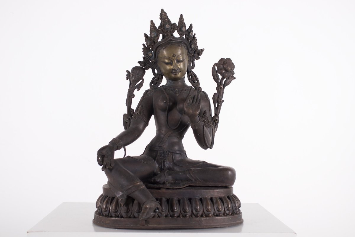 Sculpture en alliage cuivreux d'une divinité féminine népalaise, XIX ème siècle.-photo-2