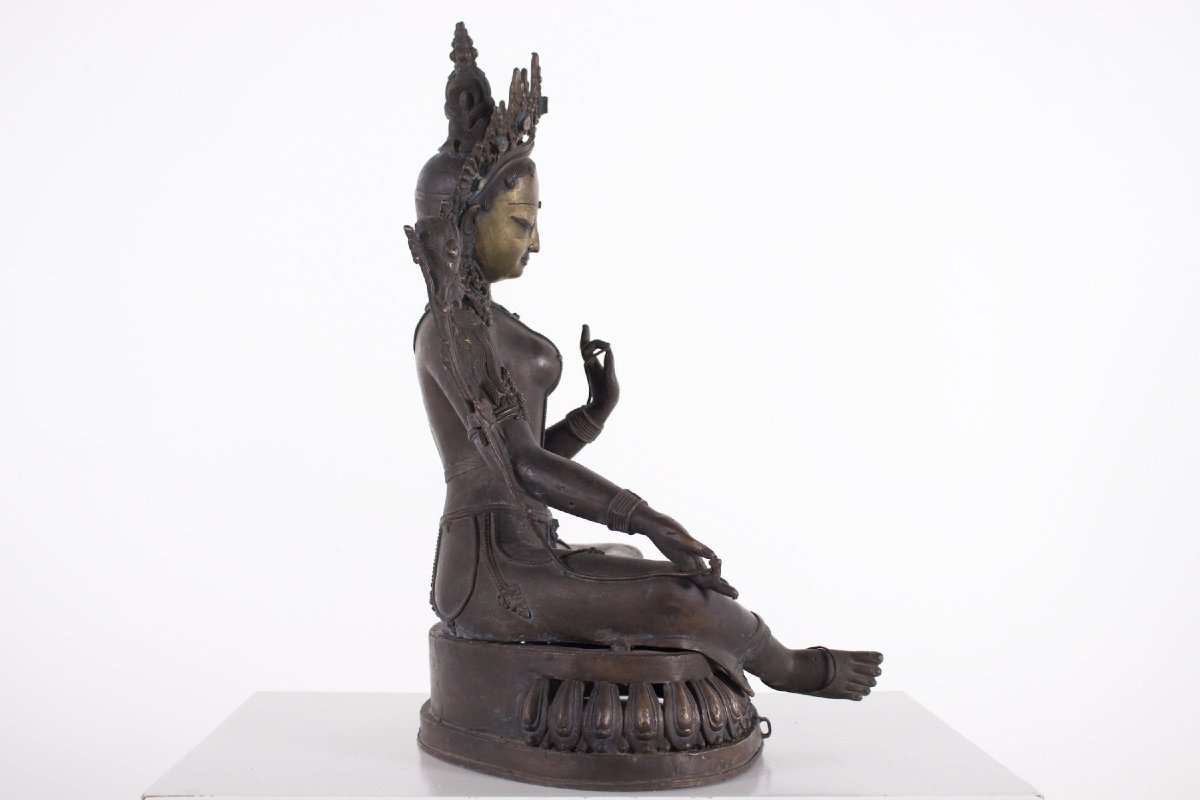 Sculpture en alliage cuivreux d'une divinité féminine népalaise, XIX ème siècle.