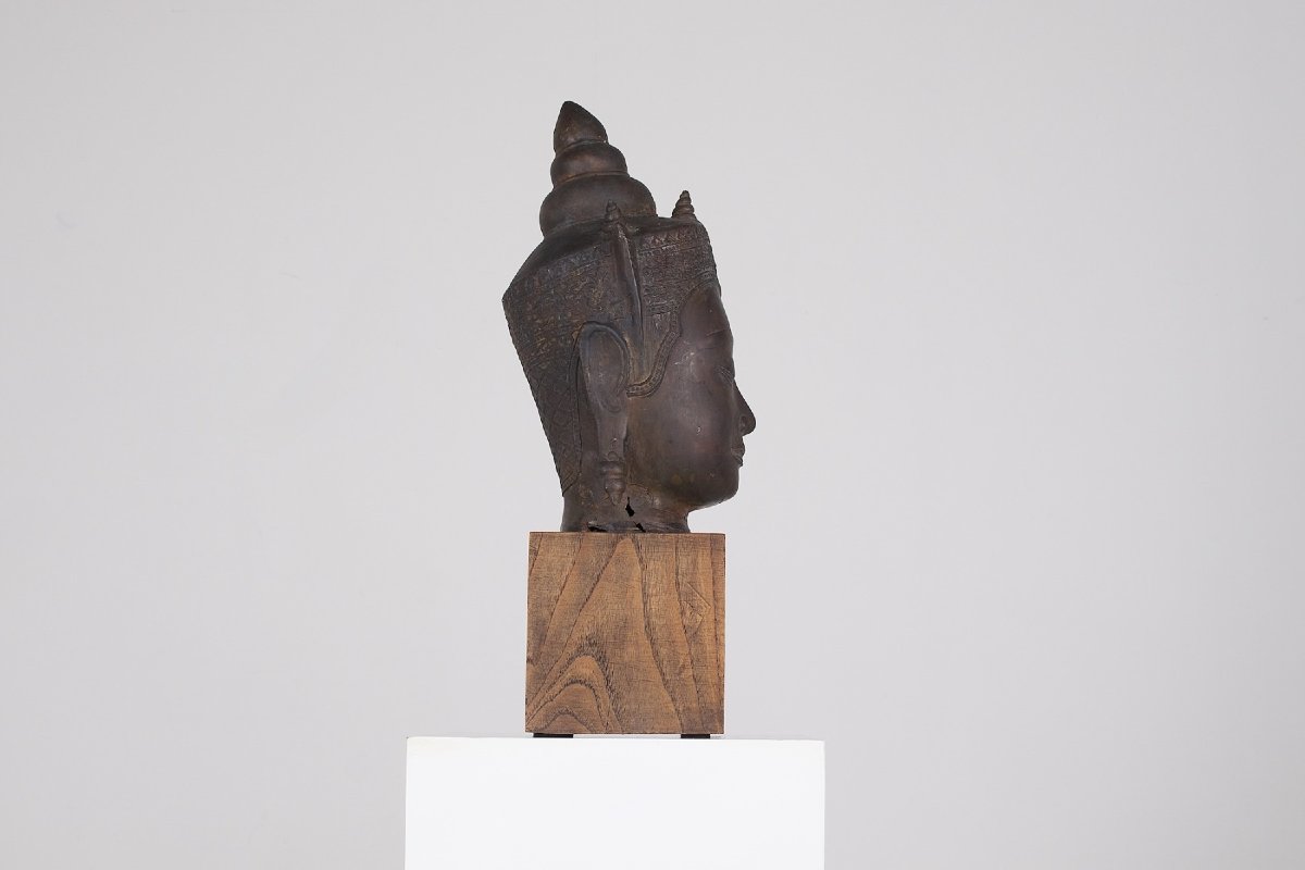 Sculpture en bronze d'une tête de Bouddha,  20 ème siècle.-photo-2