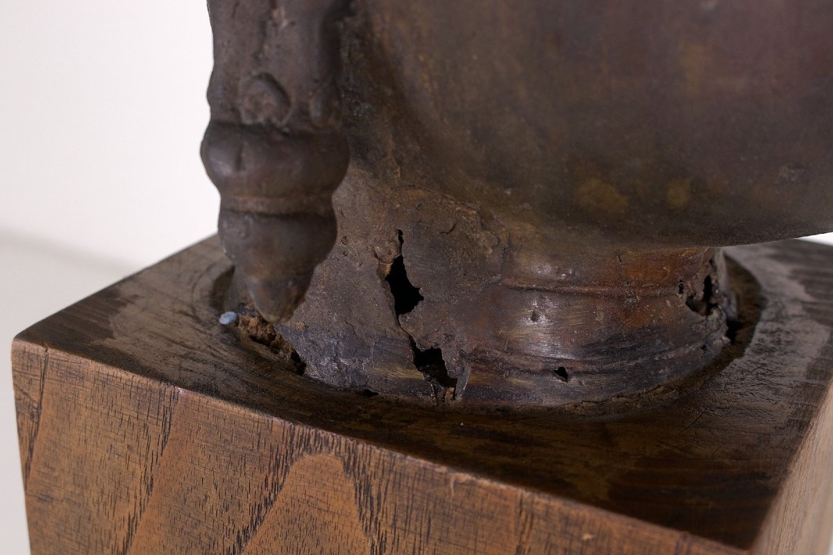 Sculpture en bronze d'une tête de Bouddha,  20 ème siècle.-photo-1