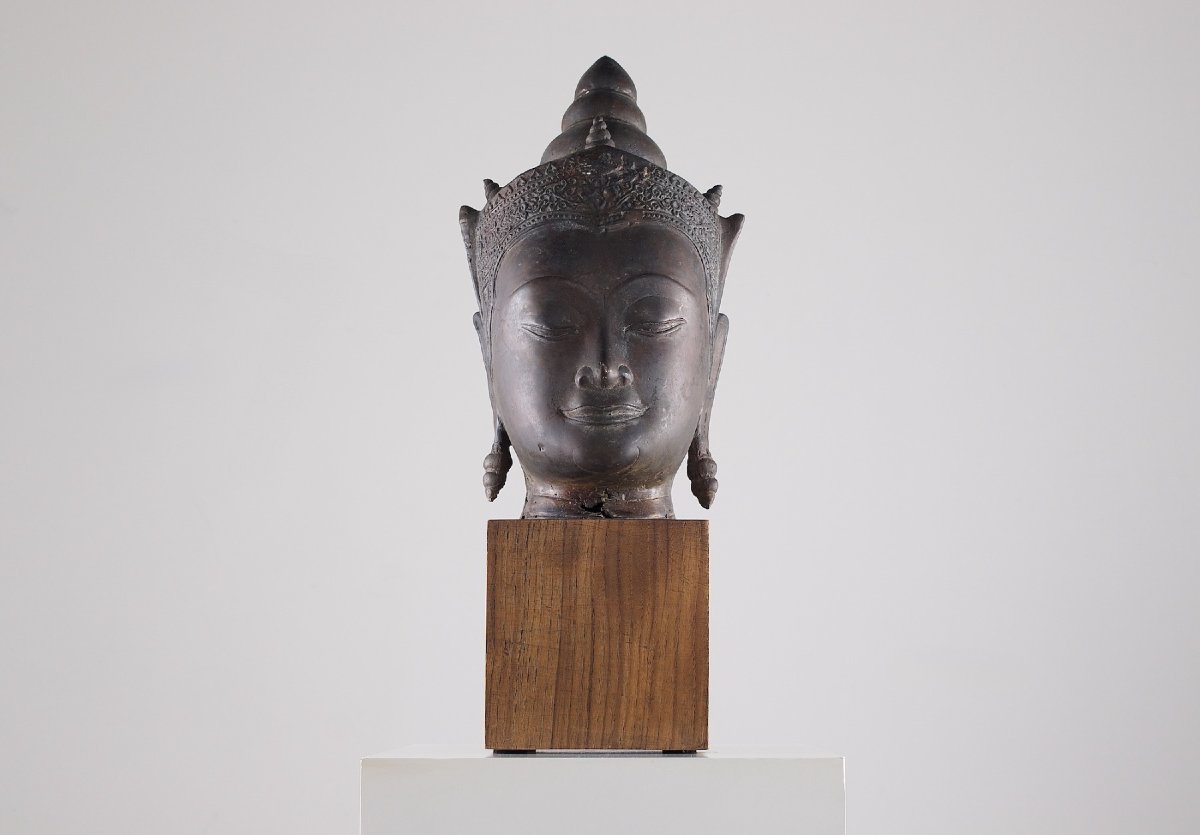 Sculpture en bronze d'une tête de Bouddha,  20 ème siècle.