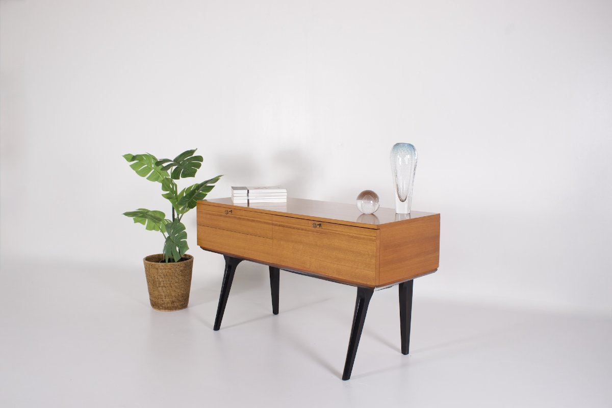 Petit meuble en noyer et hêtre laqué noir, années 1950.
