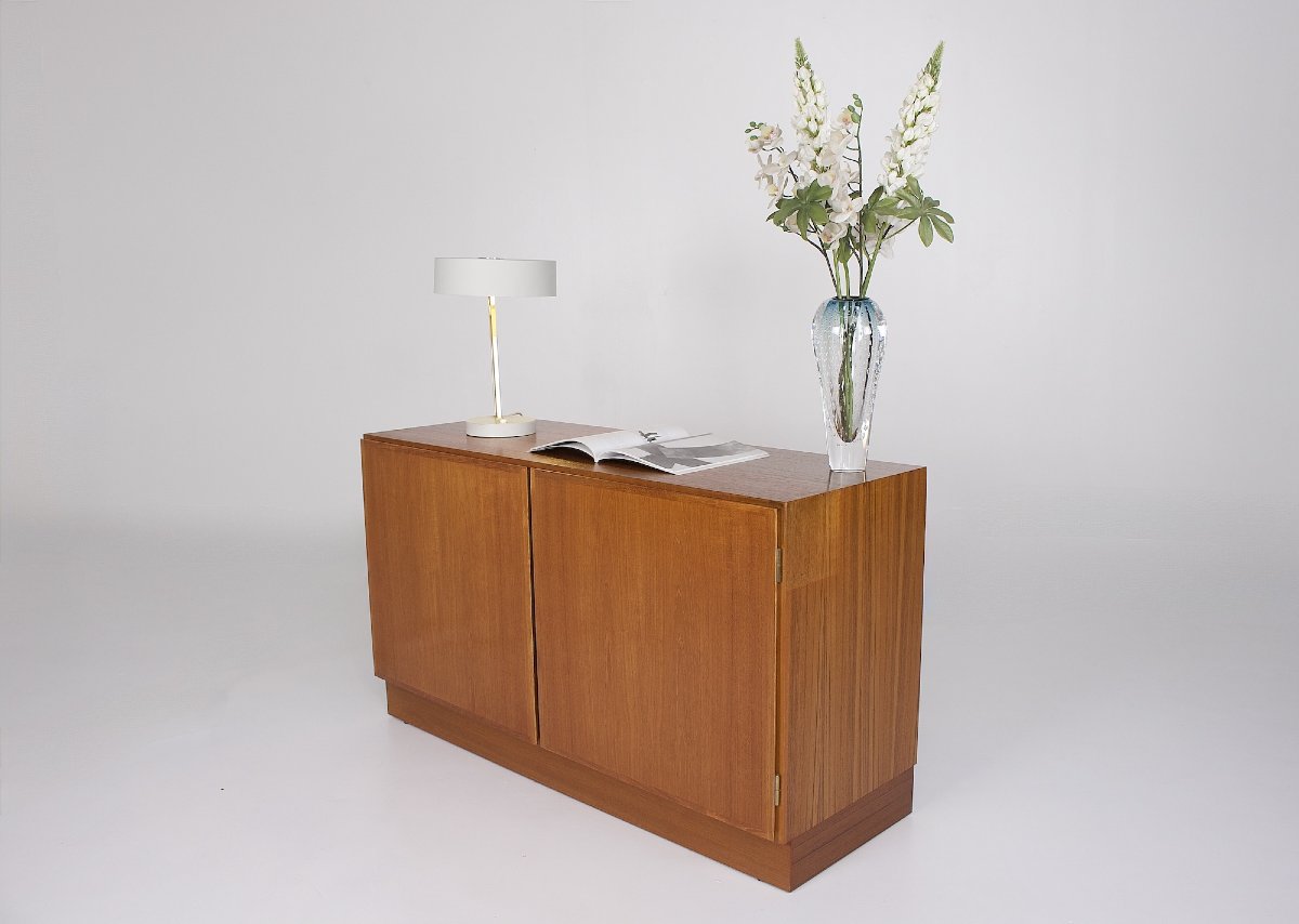 Commode Scandinave en teck, 2 portes, 6 tiroirs, Danemark, années 70.