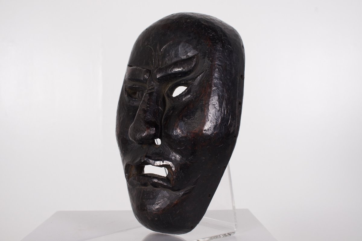 Masque en bois sculpté, Inde.