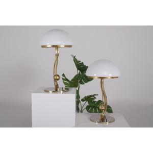 Lampe en verre opalin et acier doré à faux balancier, années 80.