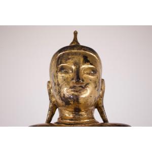 Imposante sculpture d'un Bouddha debout, Birmanie, bois doré.