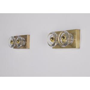 Deux doubles appliques « Cylindres » en verre moulé et laiton, années 70.