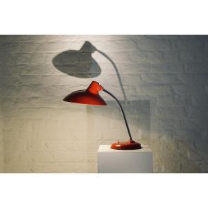 Lampe à poser rouge Kaiser Idell.