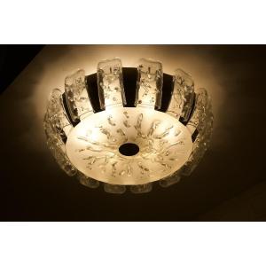 Imposant plafonnier en cristal, Doria éditeur.