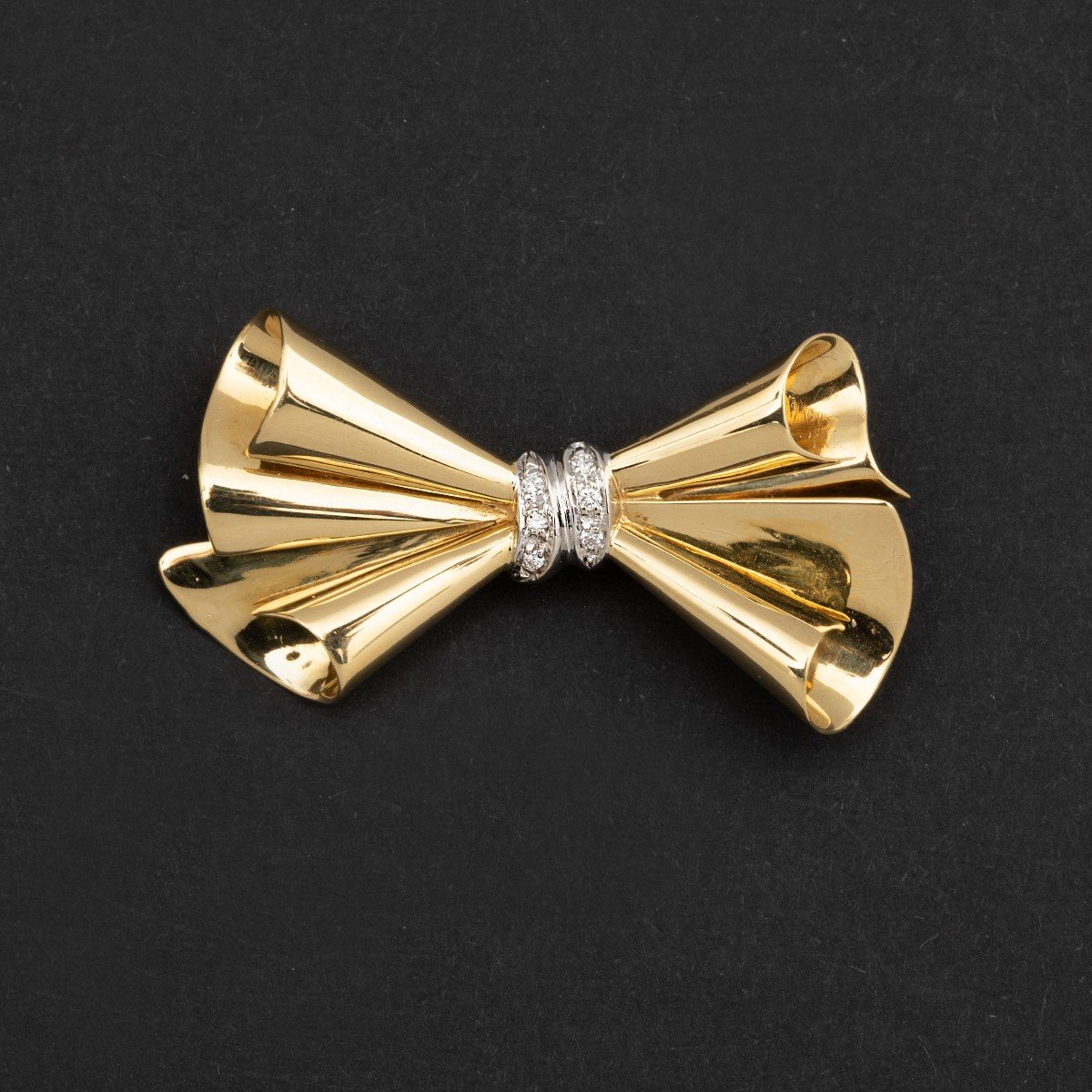 3254 – Yellow Gold And Gray Diamond Knot Brooch