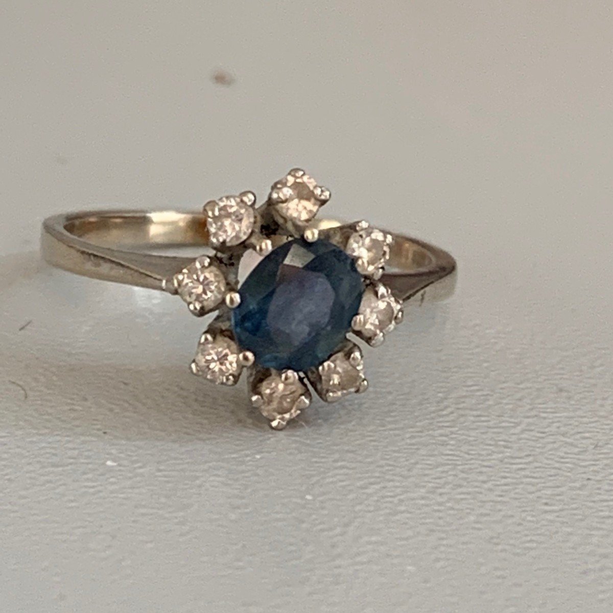 2089 – Bague Or Gris Saphir Diamants