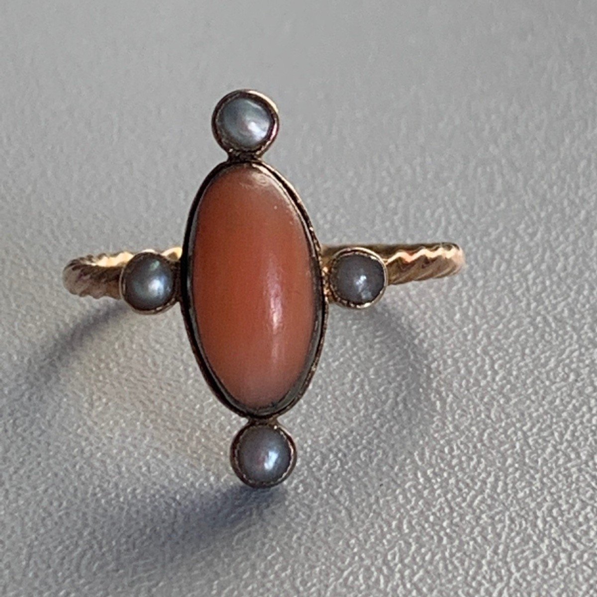 2767– Ring Yellow Gold Coral Pearls