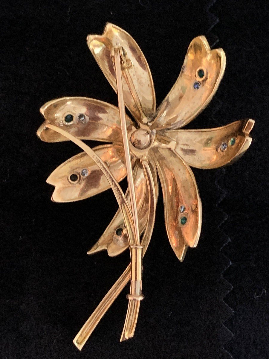 3144– Yellow Gold Emerald Ruby Diamond Flower Brooch (signed Régner)-photo-3