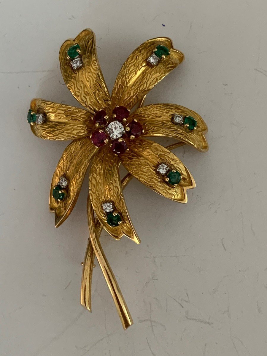 3144– Yellow Gold Emerald Ruby Diamond Flower Brooch (signed Régner)-photo-4