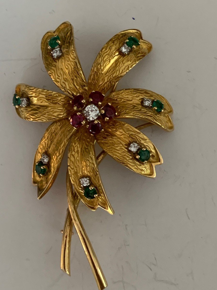 3144– Yellow Gold Emerald Ruby Diamond Flower Brooch (signed Régner)-photo-1