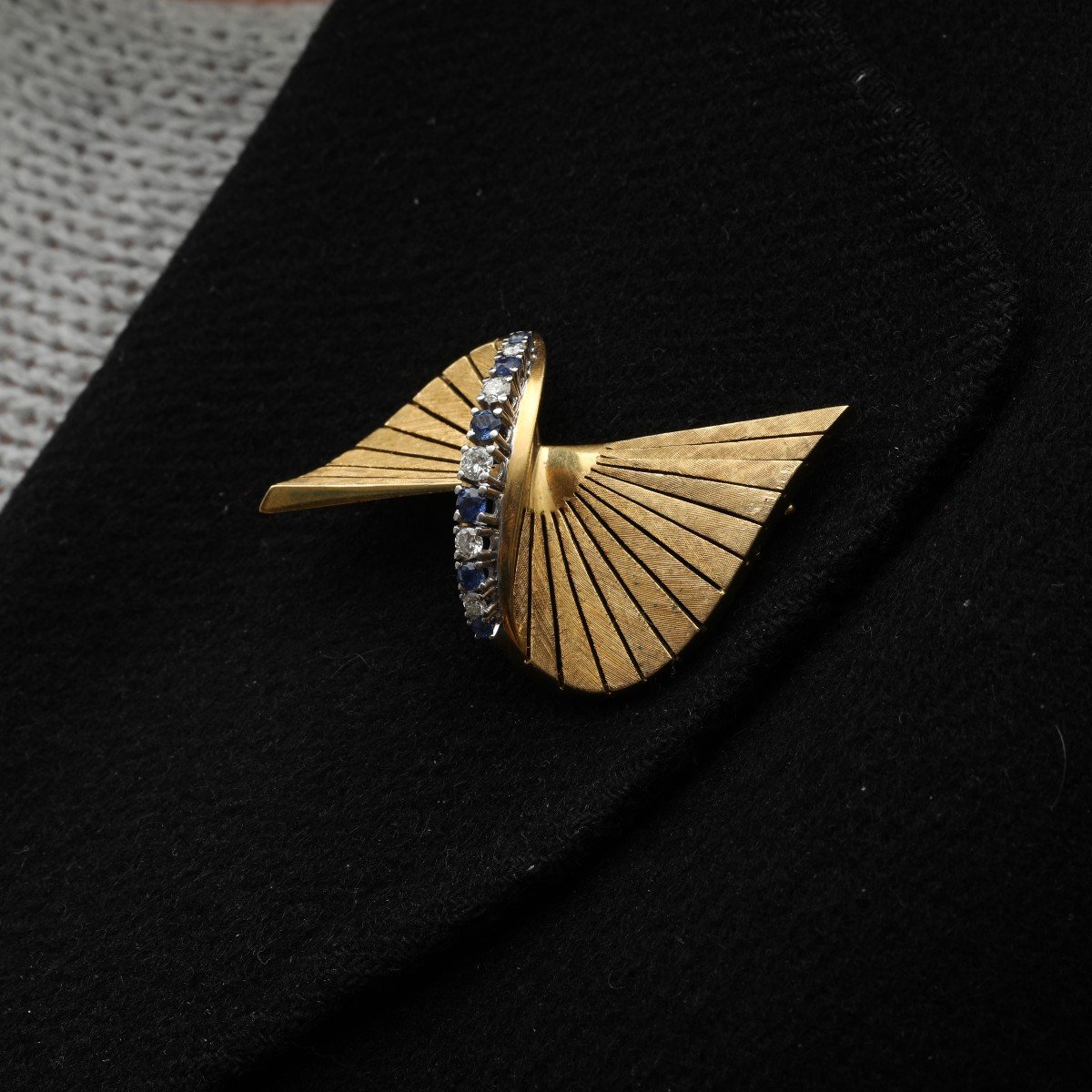 150– Broche Mouvementée Or Jaune Et Gris Diamants Saphirs Années 50-photo-3