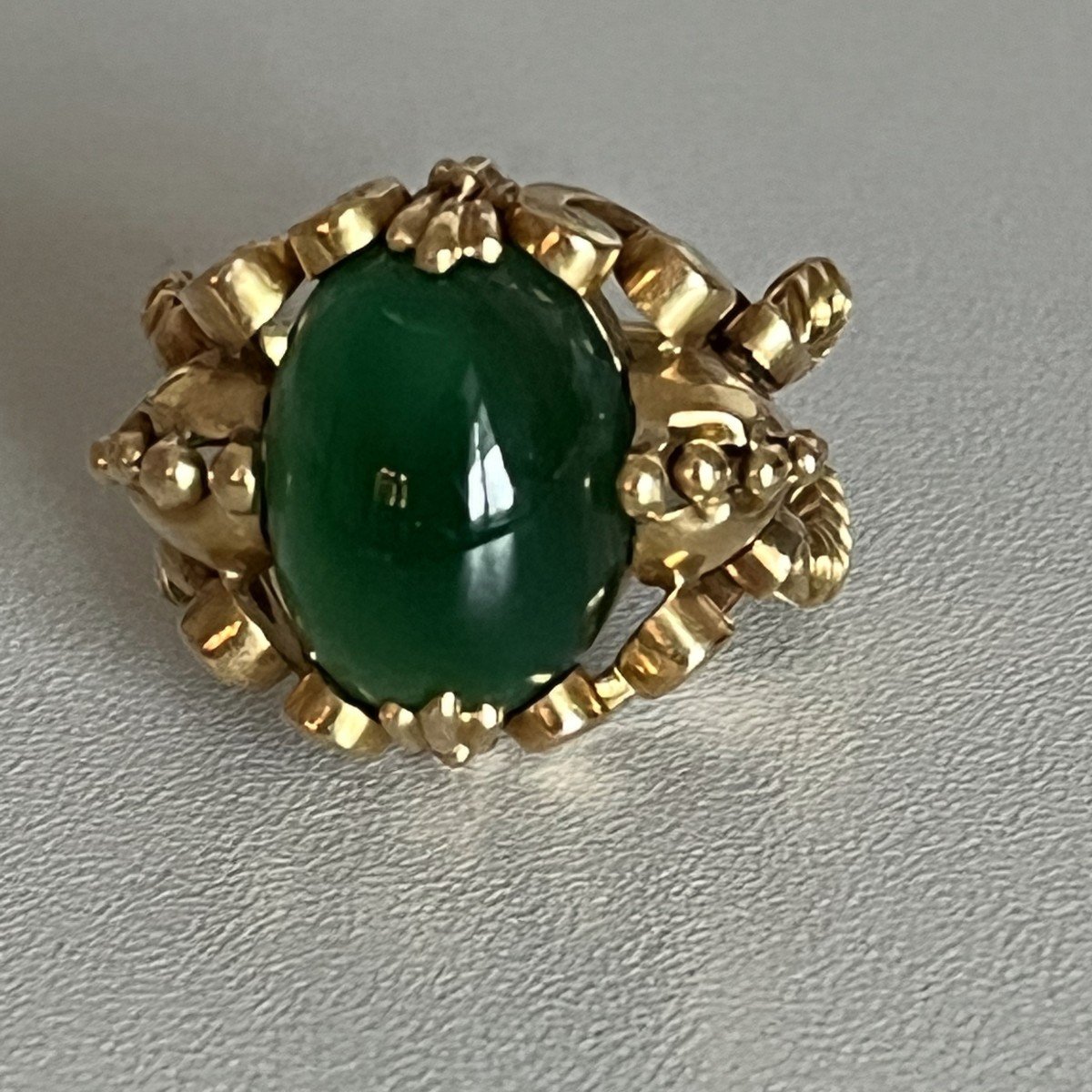 4035– 1950s Green Agate Yellow Gold Ring