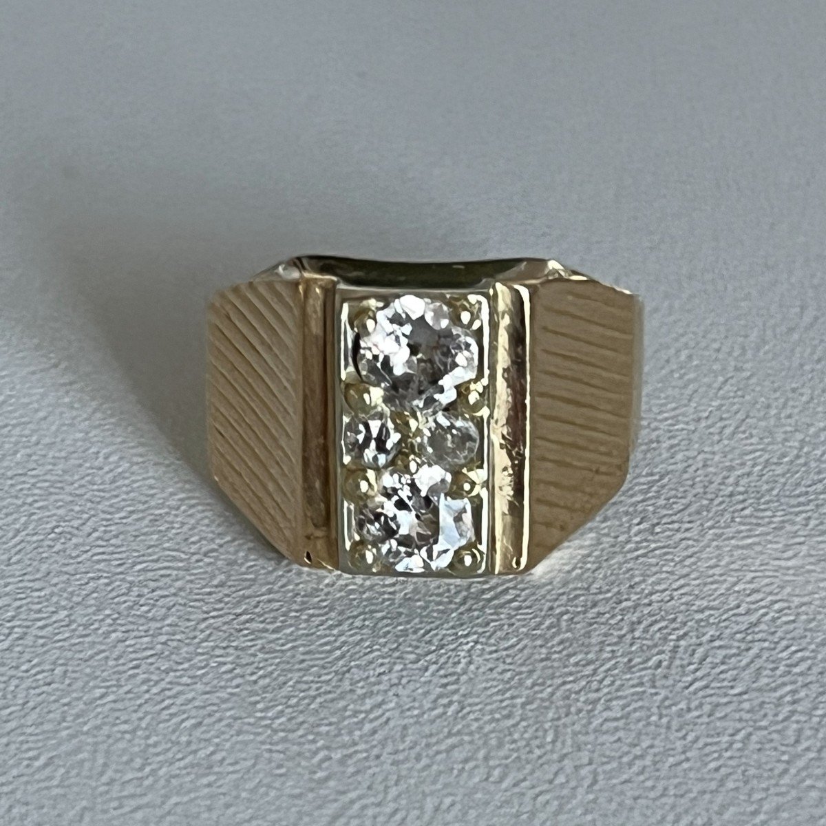 3975– Bague Chevalière Or Jaune Diamants