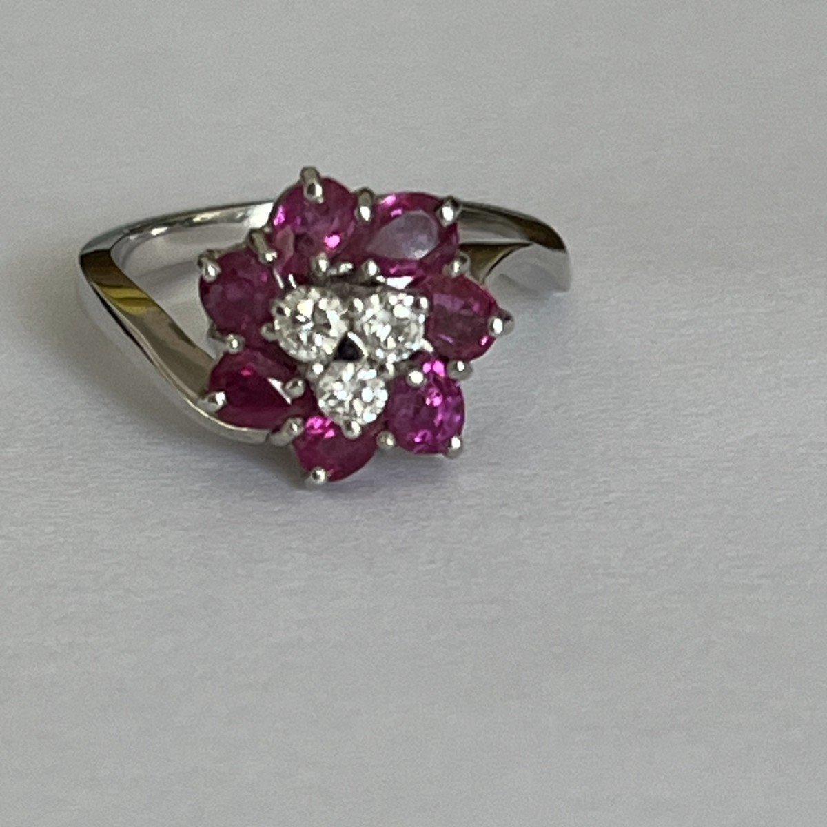 1244– Bague Fleur Or Gris Diamants Rubis