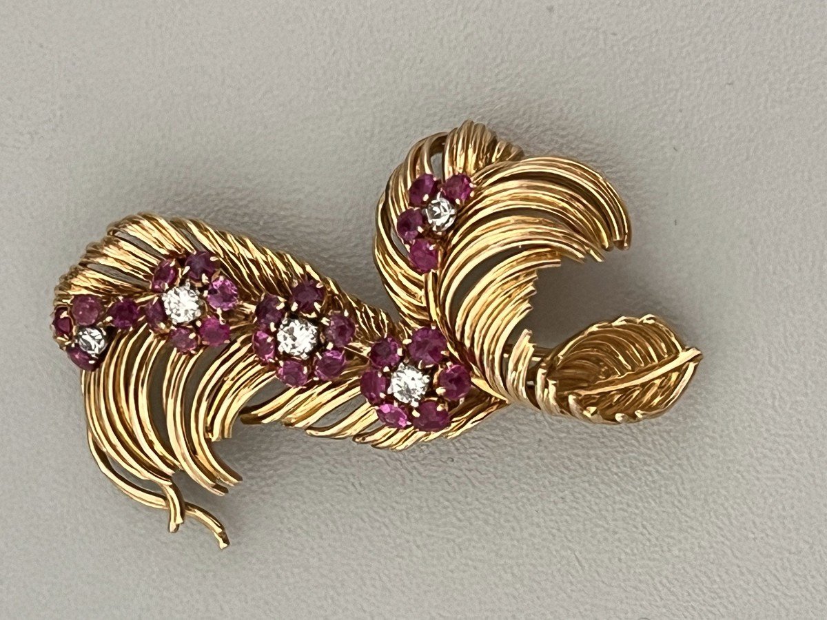 3972- Vintage Brooch Yellow Gold Diamonds Pink Sapphires