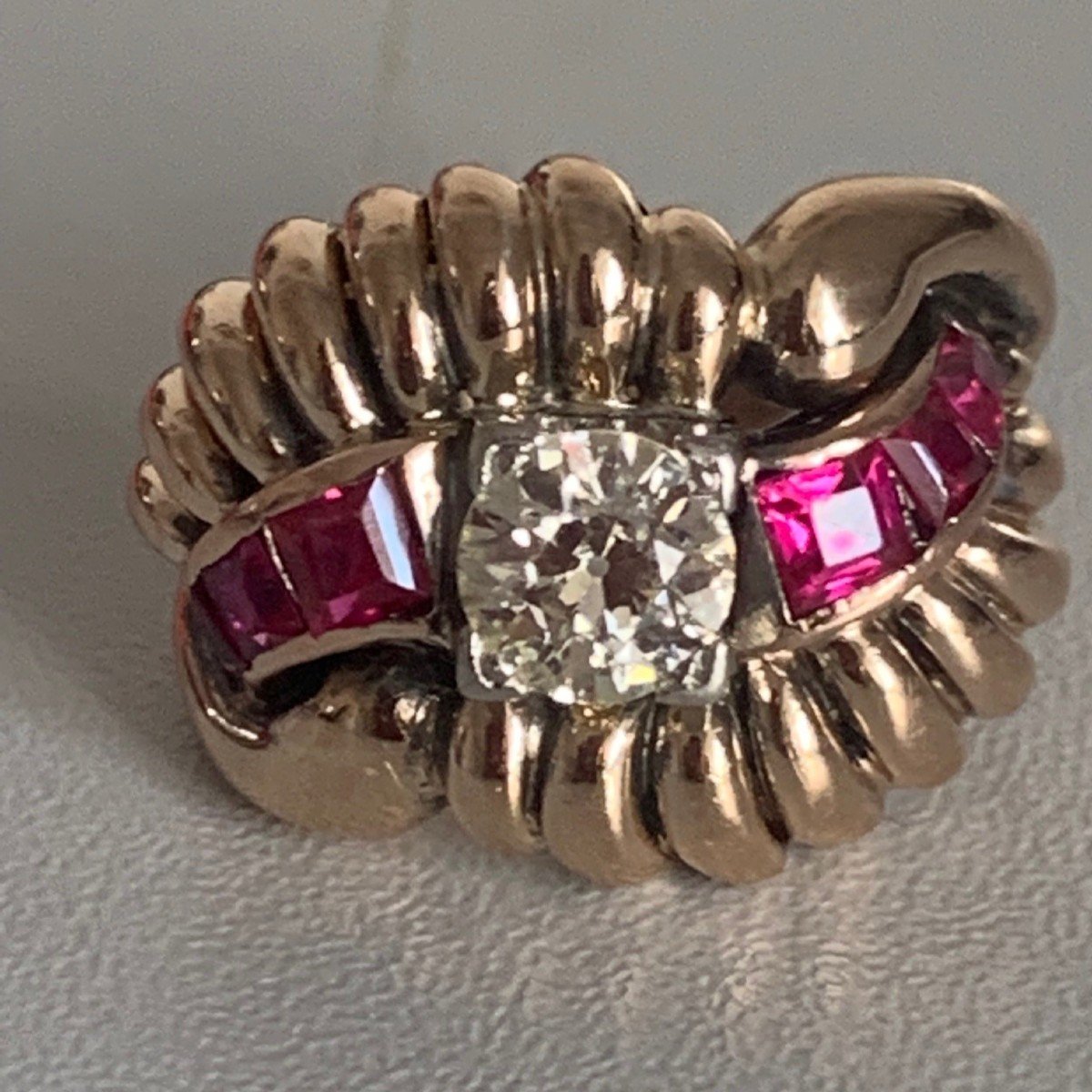 2720- Bague Or Jaune Mouvementé Diamant 0,80 Ct Pierres Rouges