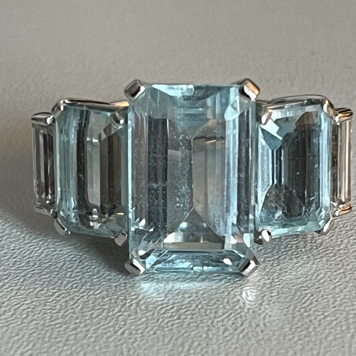 4959- White Gold Aquamarines And Diamonds Ring
