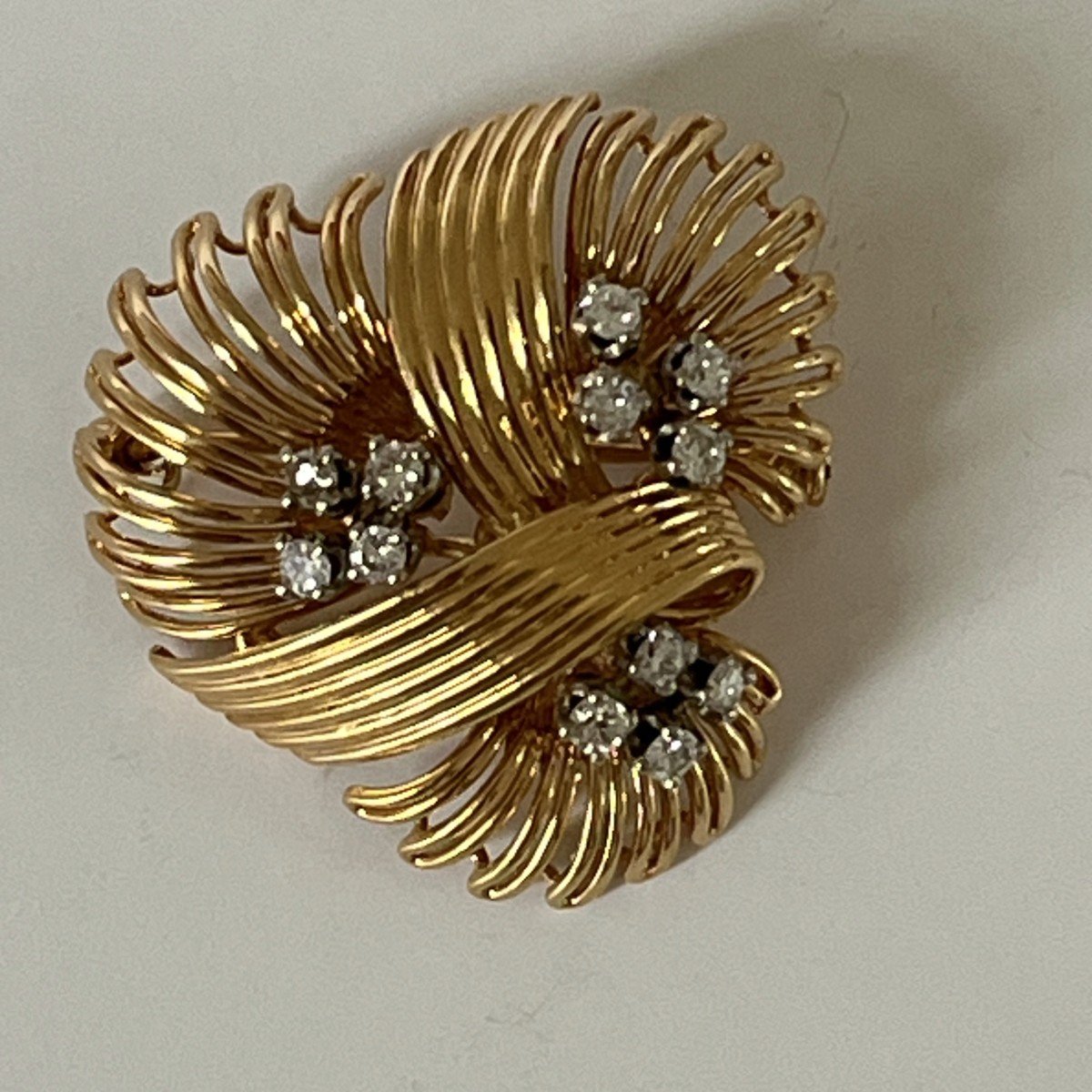 5255- Broche Années 1970 Fils d'Or Jaune Diamants