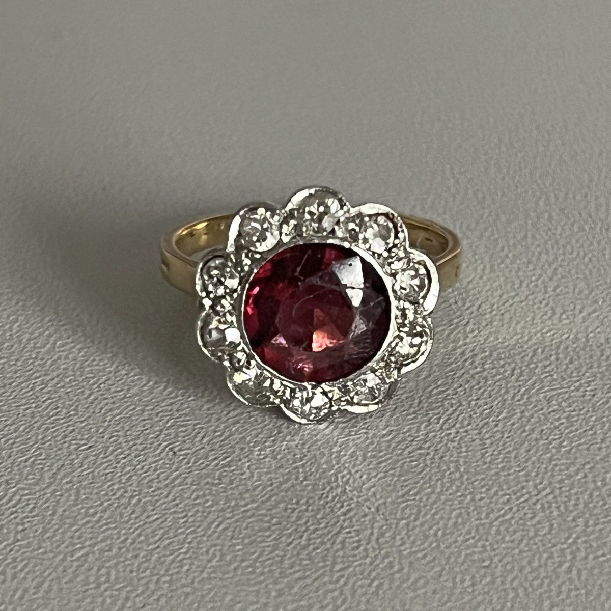 5331- Old Flower Ring Yellow Gold And Gray Garnet Diamonds