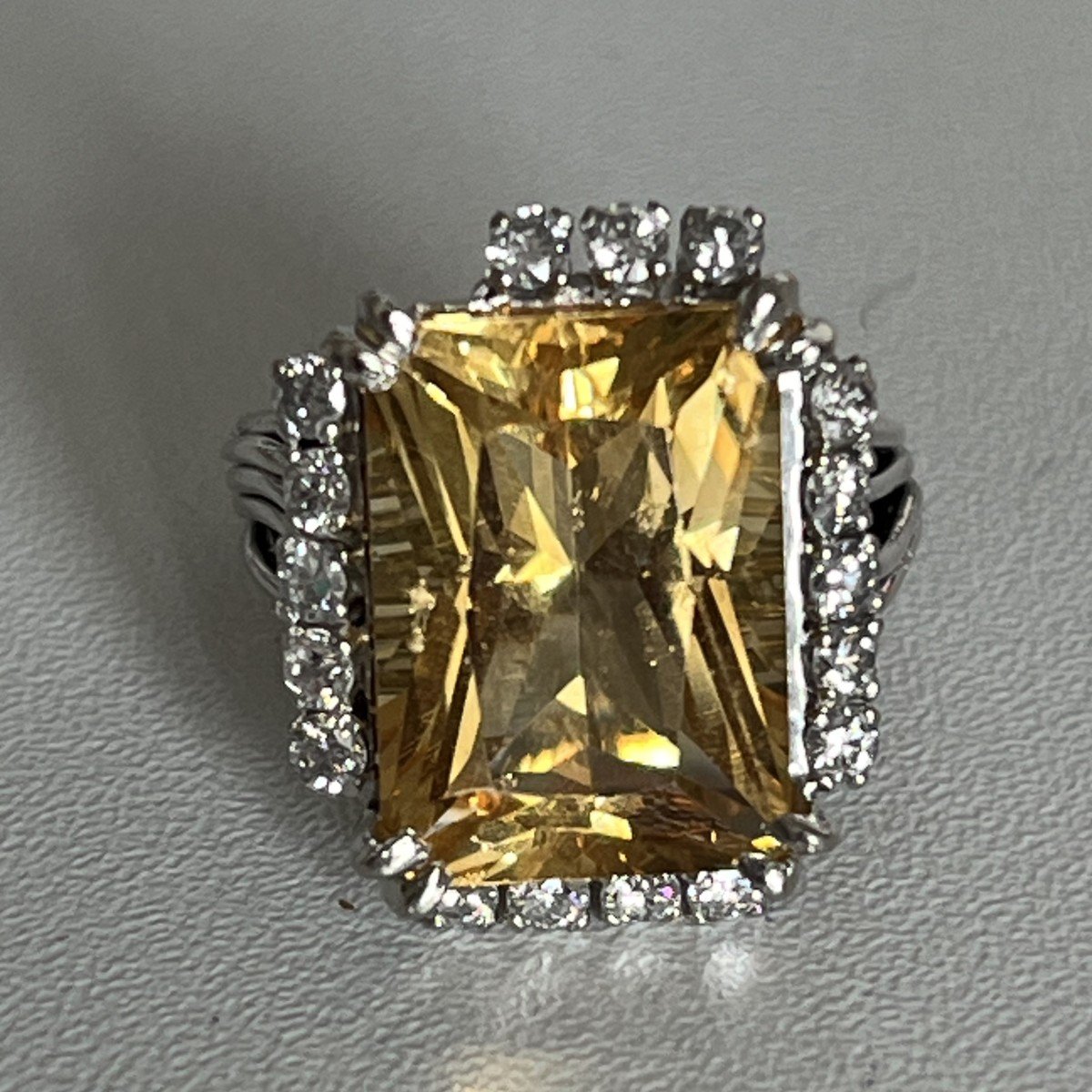 4767- Bague Fils d'Or Gris Citrine Diamants