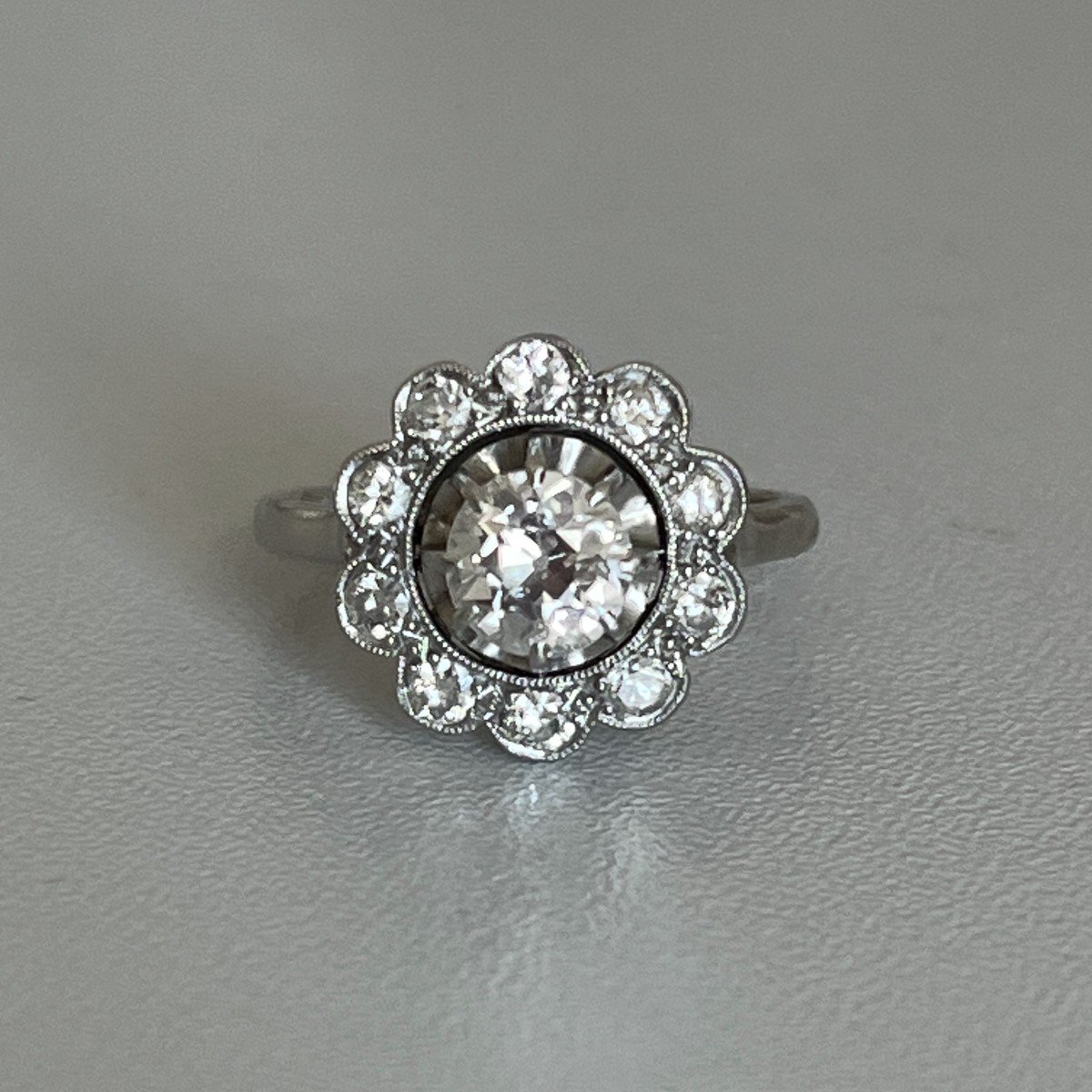 5339- Marguerite Ring White Gold Platinum Diamonds (0.80 Ct In The Center)