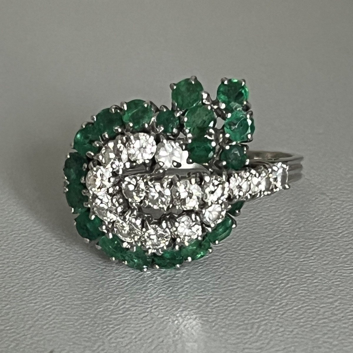 5624- Bague Or Gris Emeraudes Diamants 1,50 Ct