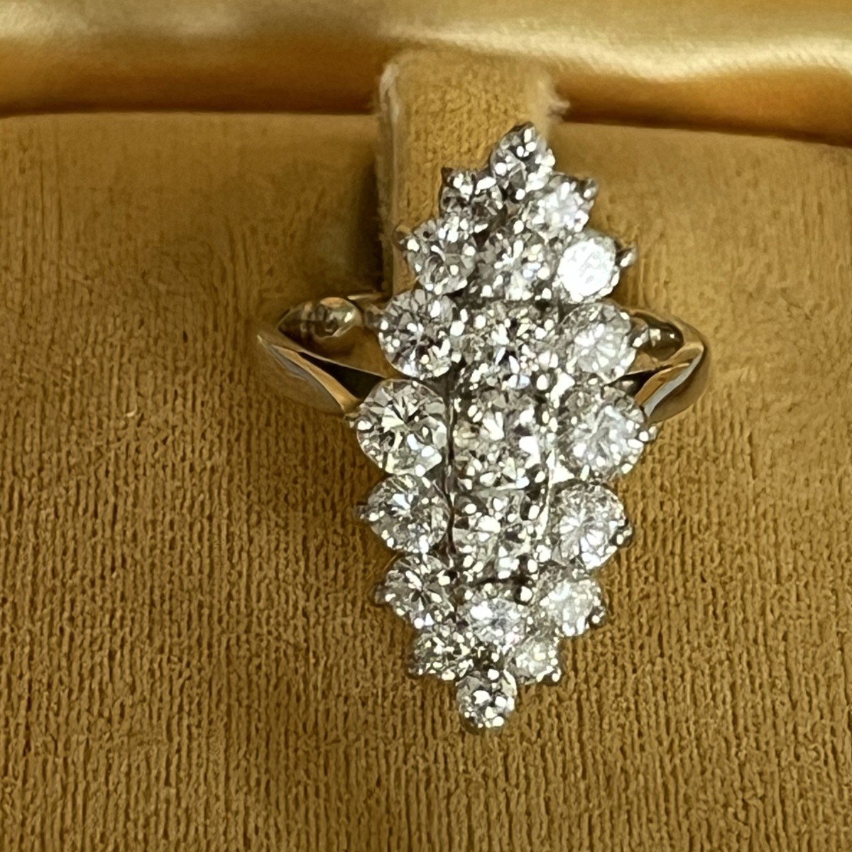 5759- Bague Marquise Or Gris Diamants 2,20 Ct