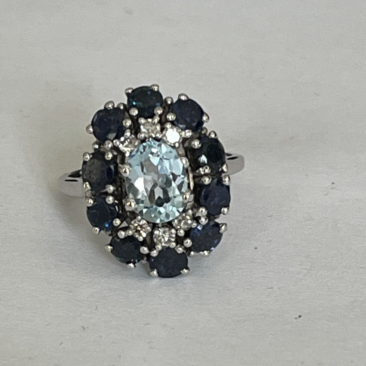 4306- Bague Or Gris Topaze Saphirs Diamants