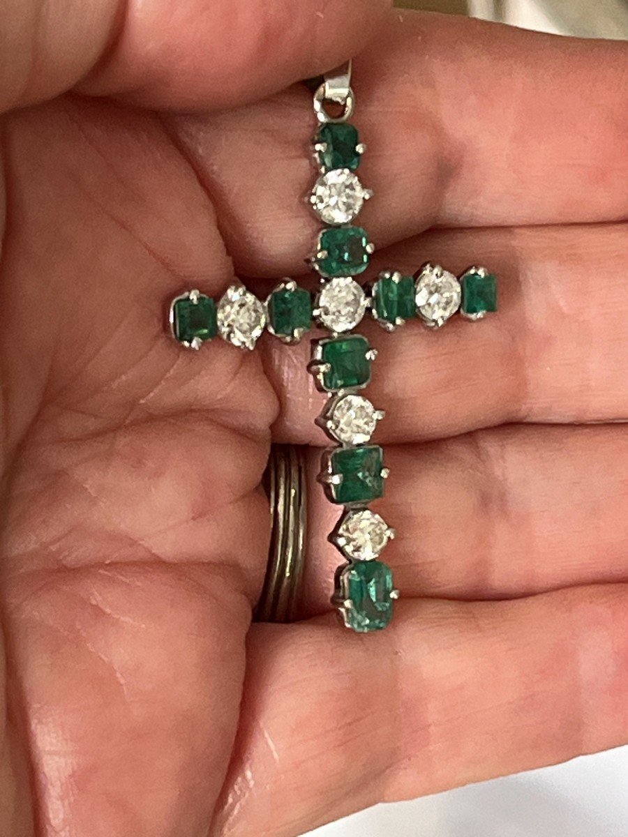 5800- Pendentif Croix Or Gris Emeraudes Diamants-photo-2