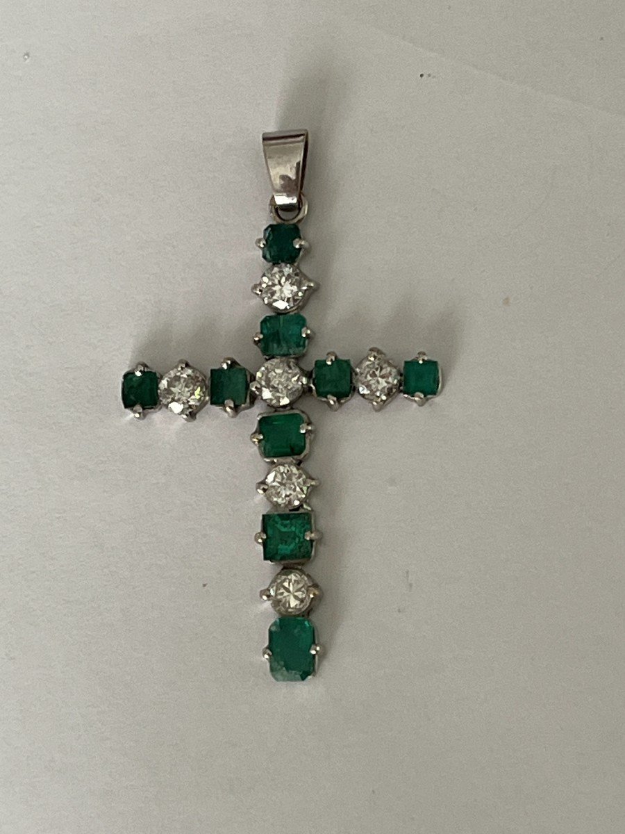 5800- Pendentif Croix Or Gris Emeraudes Diamants-photo-3
