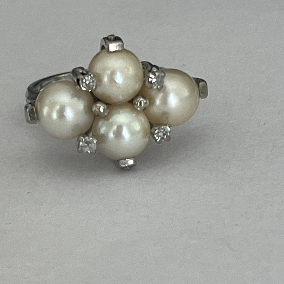 5846- White Gold Ring With Pearls And Diamonds