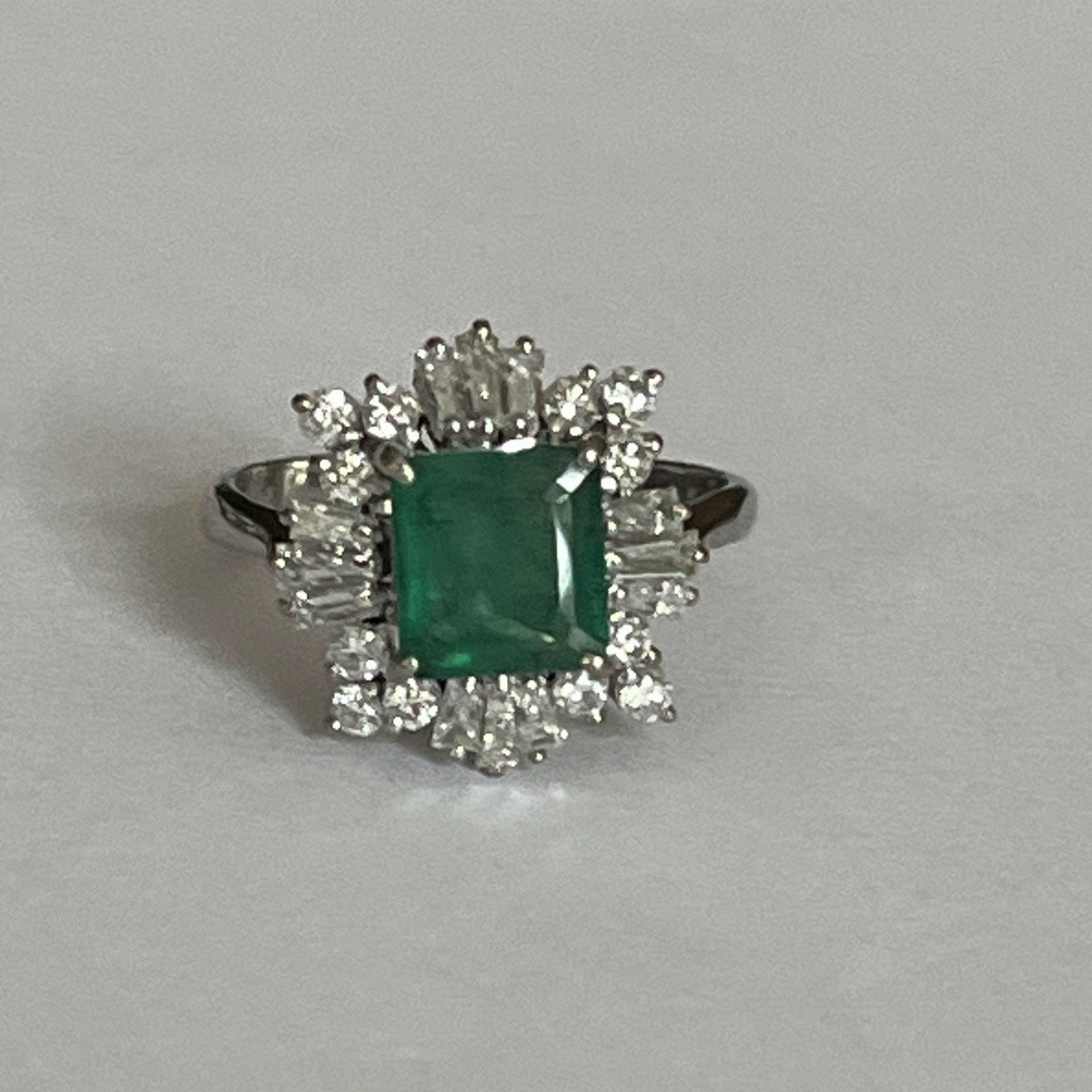 5891- Bague Or Gris Emeraude Colombie 2,00 Ct Diamants