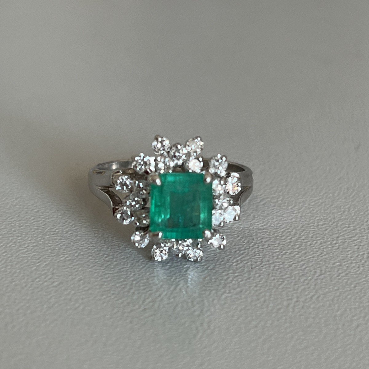 5972- Bague Platine Emeraude Diamants