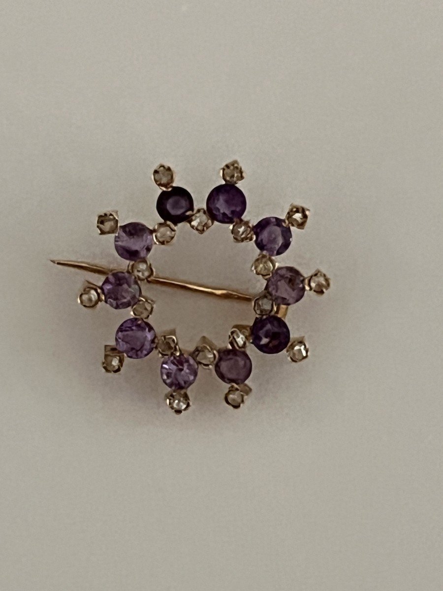 5930- Round Brooch Yellow Gold Amethysts Diamonds-photo-3