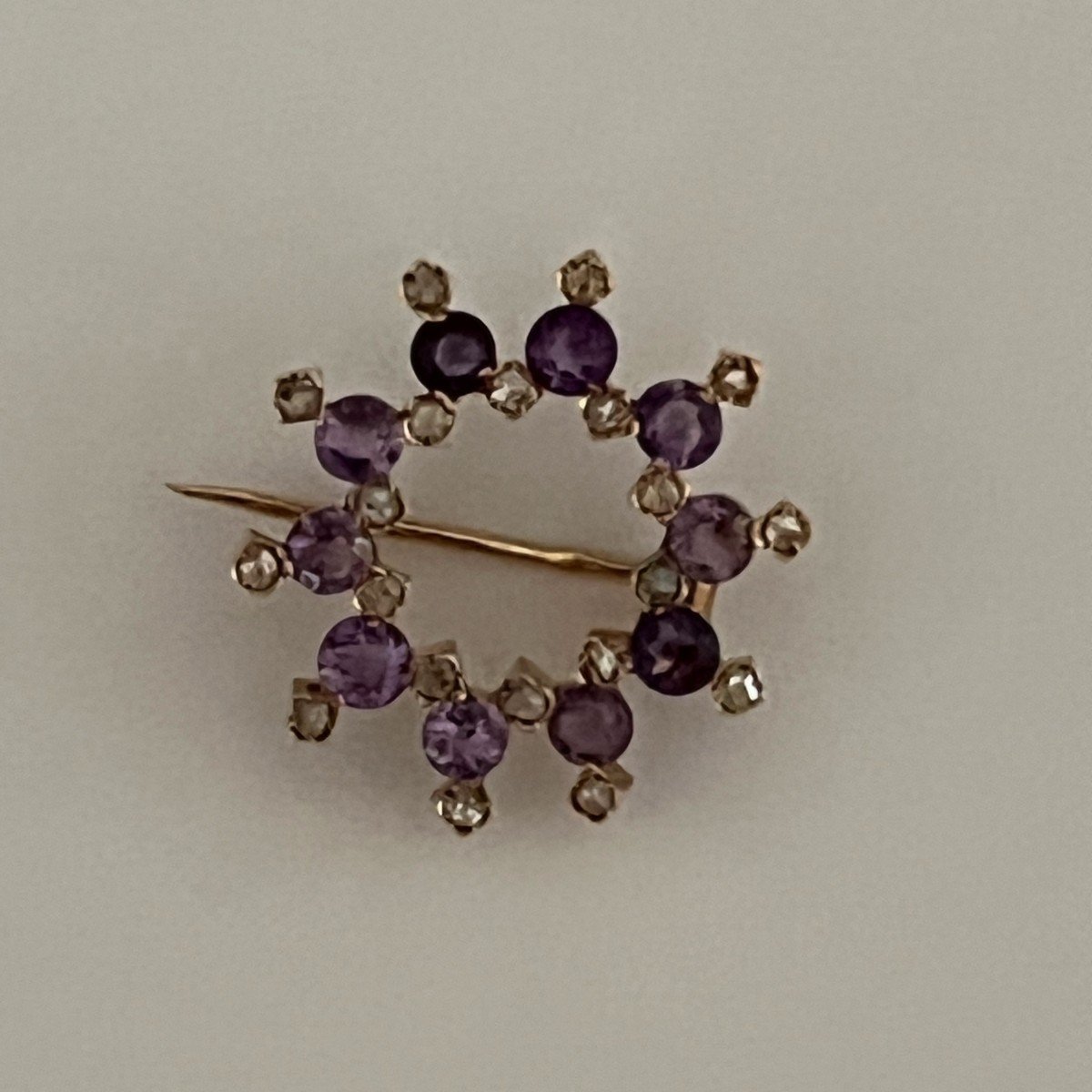 5930- Round Brooch Yellow Gold Amethysts Diamonds