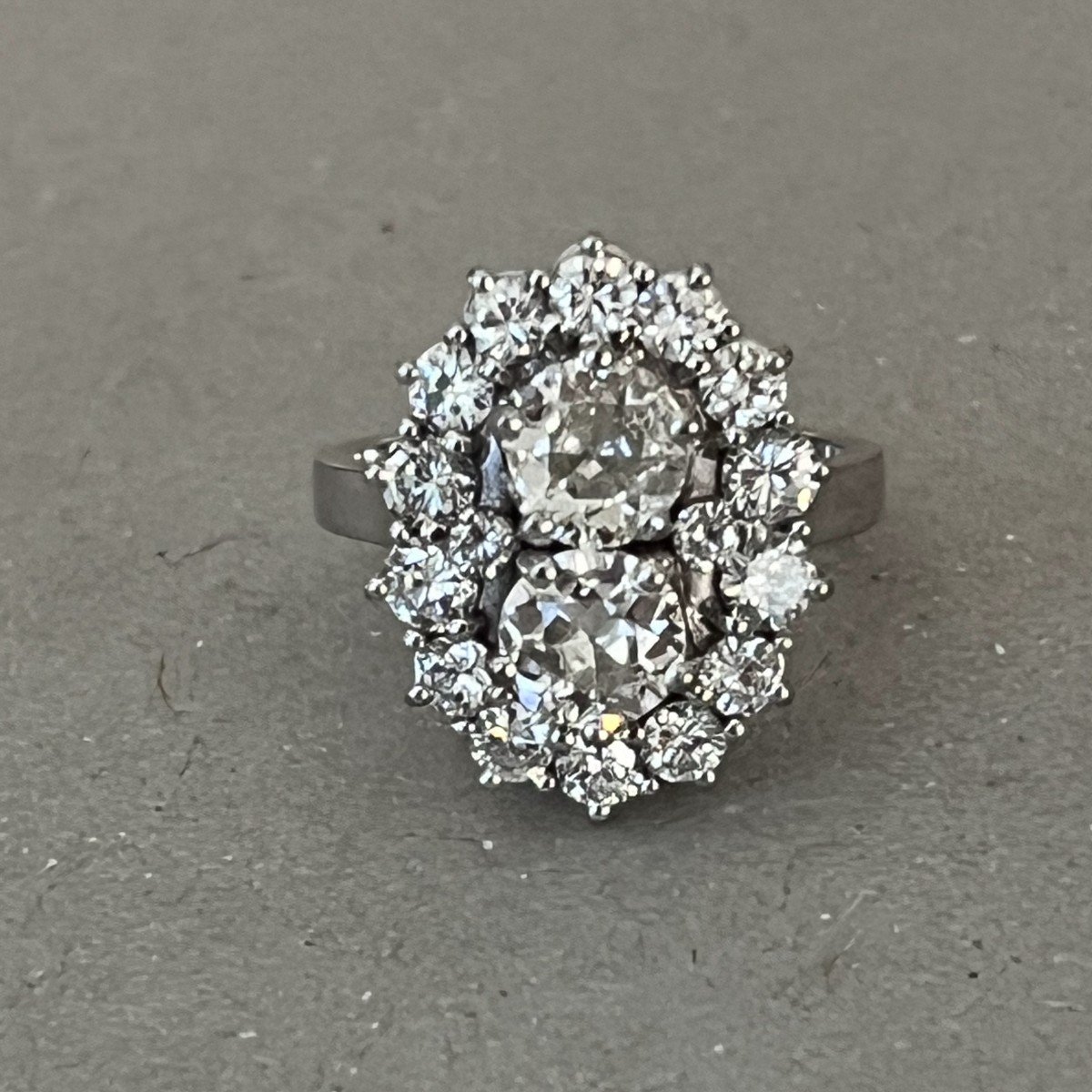 5957- Importante Bague Or Gris Diamants (2 X 0,60 Ct Au Centre)
