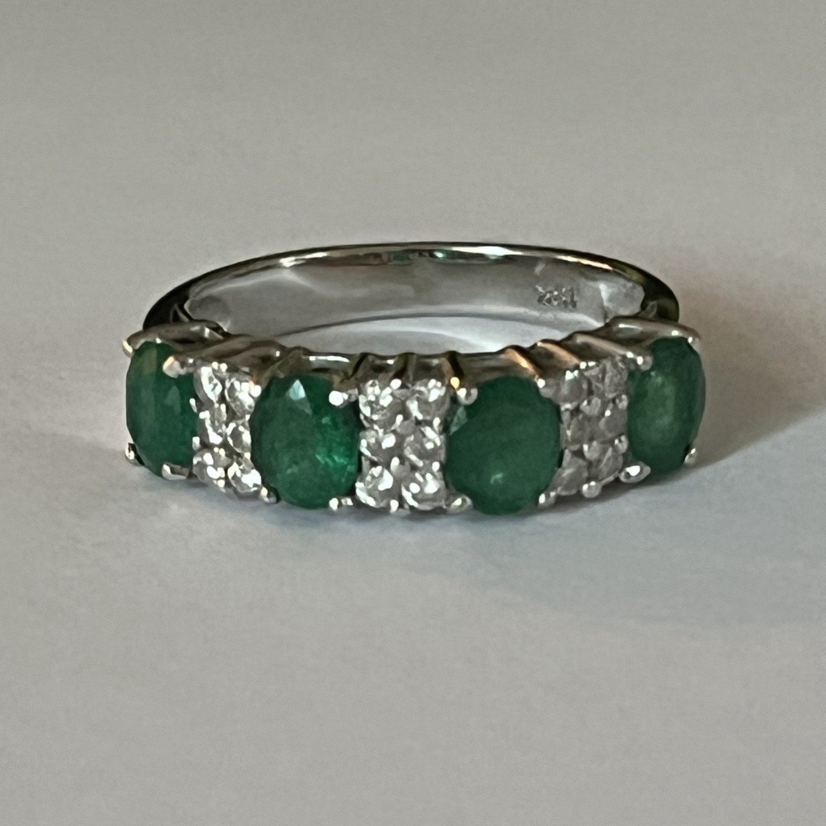 6113- Bague Jonc Or Gris Emeraudes Diamants